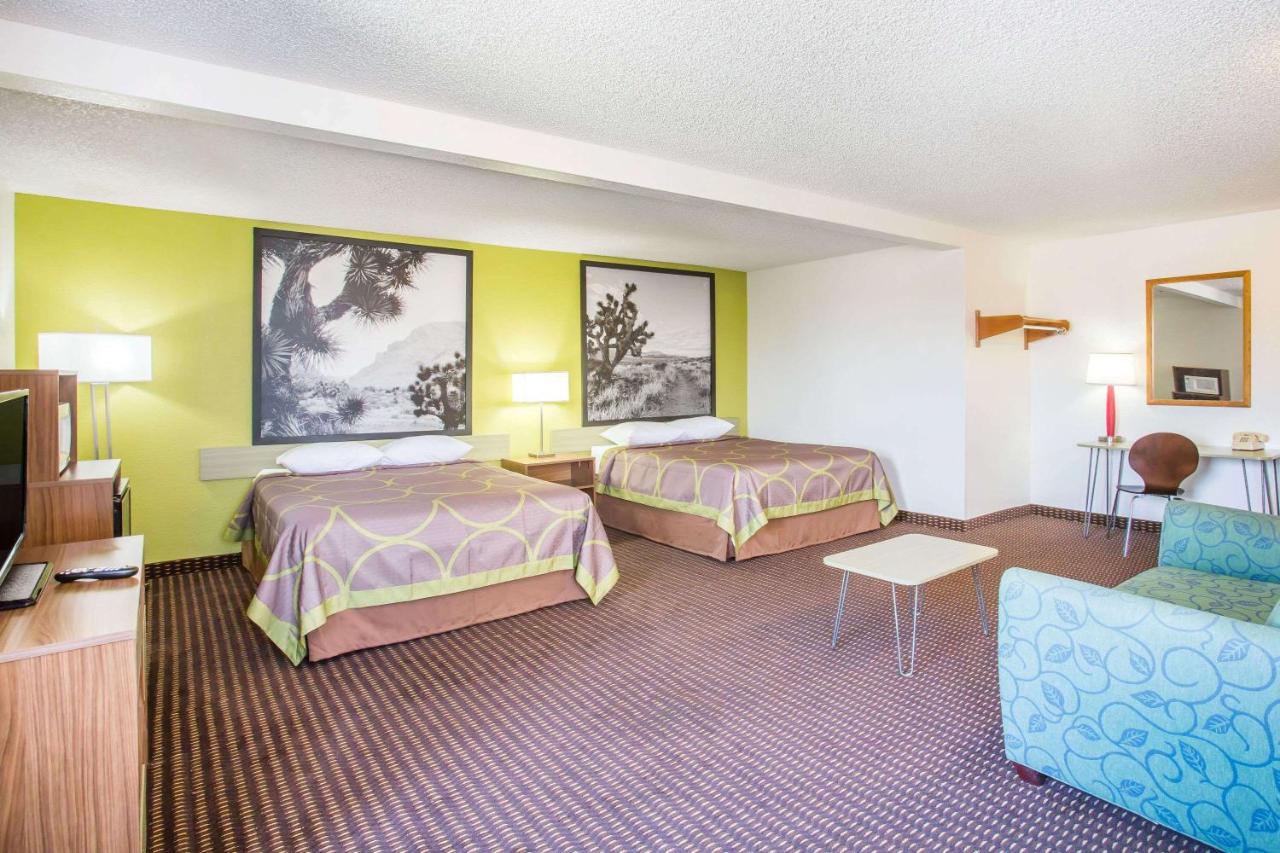 Queen Suite - Non-Smoking at Super 8 by Wyndham Kingman