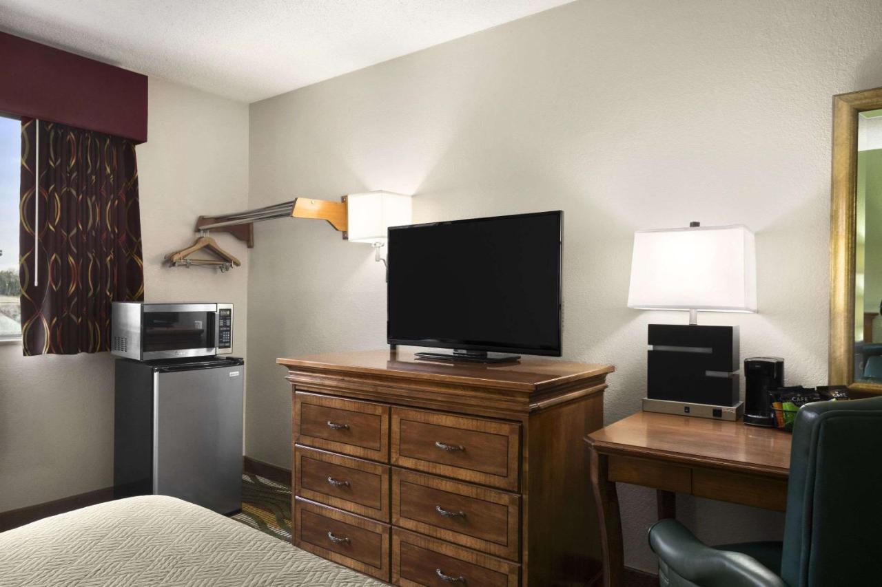 Queen Room - Disability Access/Non-Smoking at Travelodge by Wyndham Battle Creek