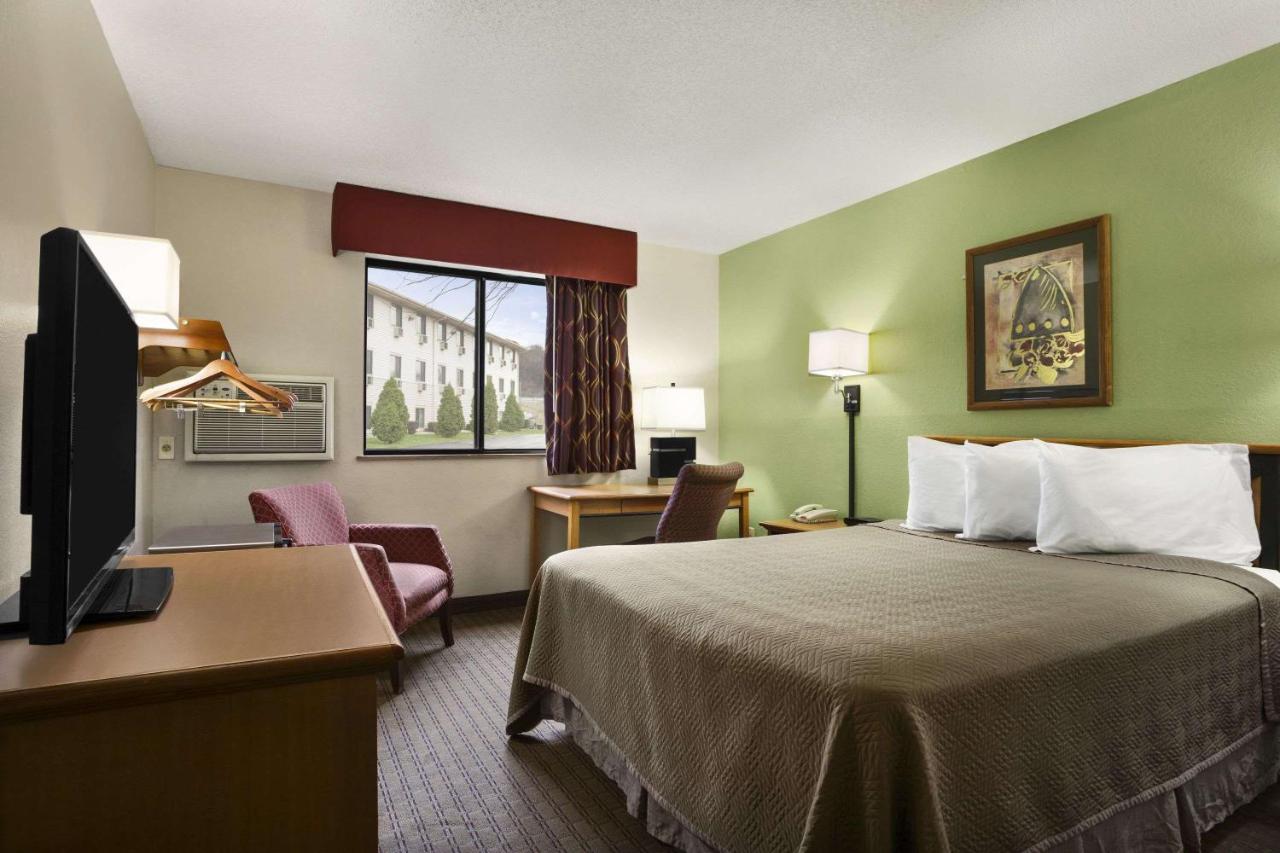 Queen Room - Disability Access/Non-Smoking at Travelodge by Wyndham Battle Creek