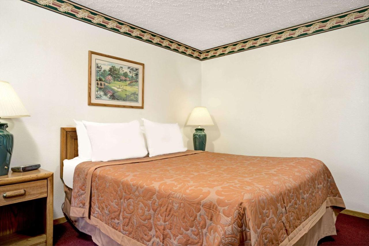 Queen Room - Disability Access/Non-Smoking at Super 8 by Wyndham Chaska