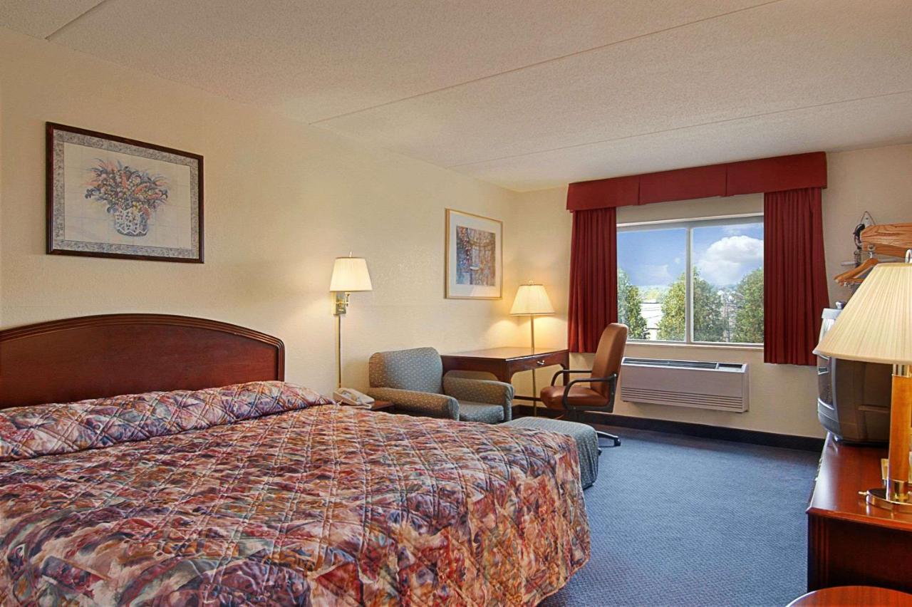 | Super 8 by Wyndham Manchester Airport