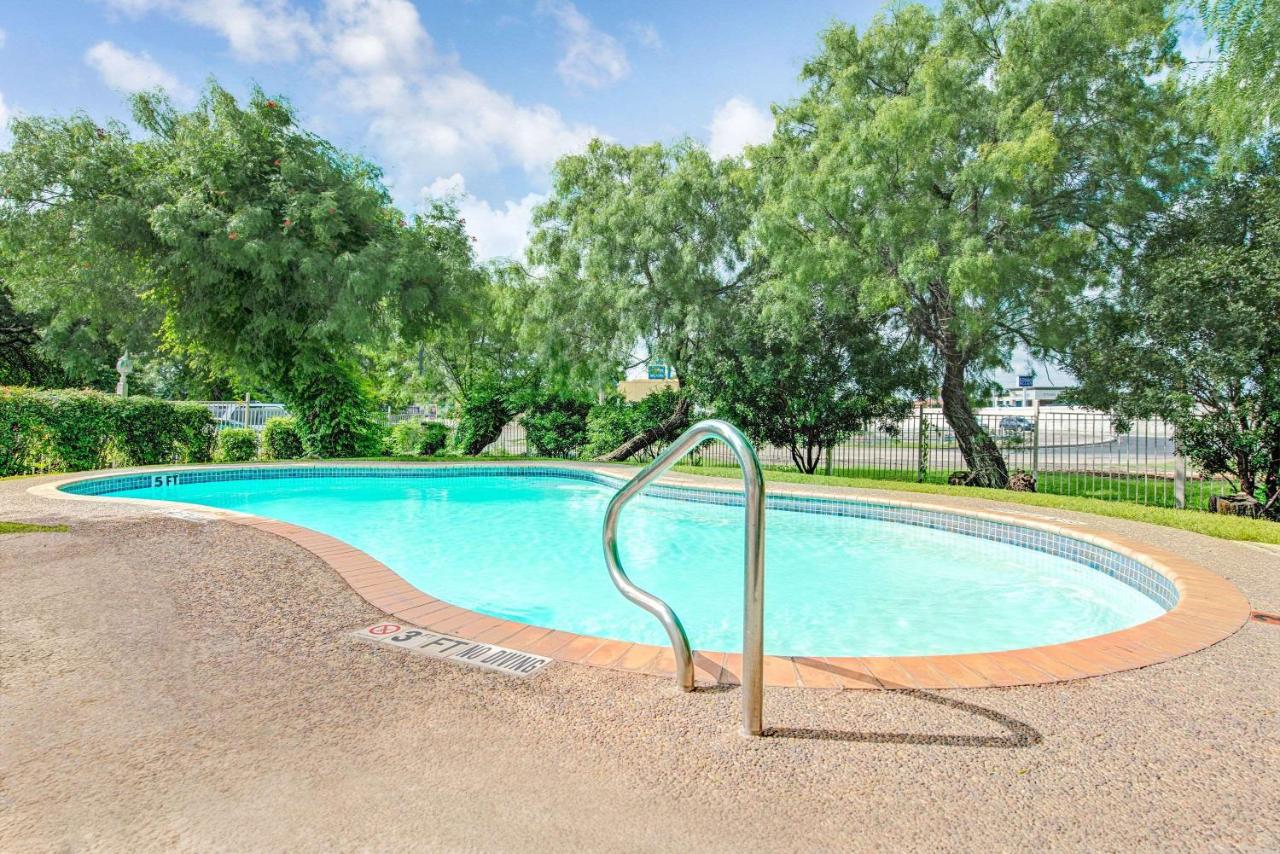 | Super 8 by Wyndham San Antonio/Fiesta