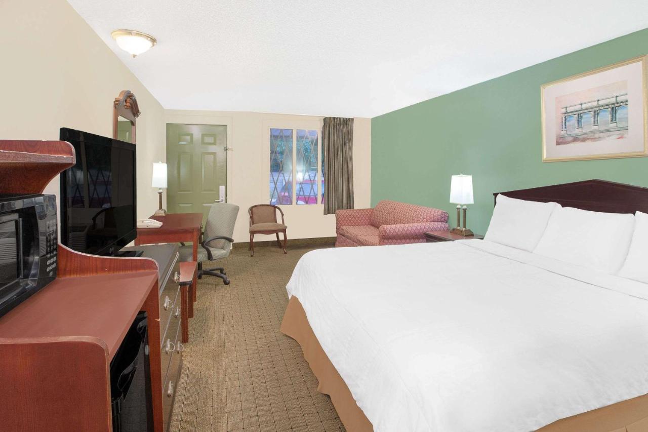King Room- Non-Smoking at Knights Inn Battle Creek