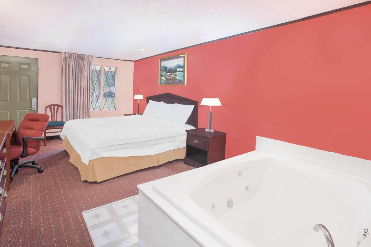 Deluxe King Room with Spa Bath- Non-Smoking at Knights Inn Battle Creek