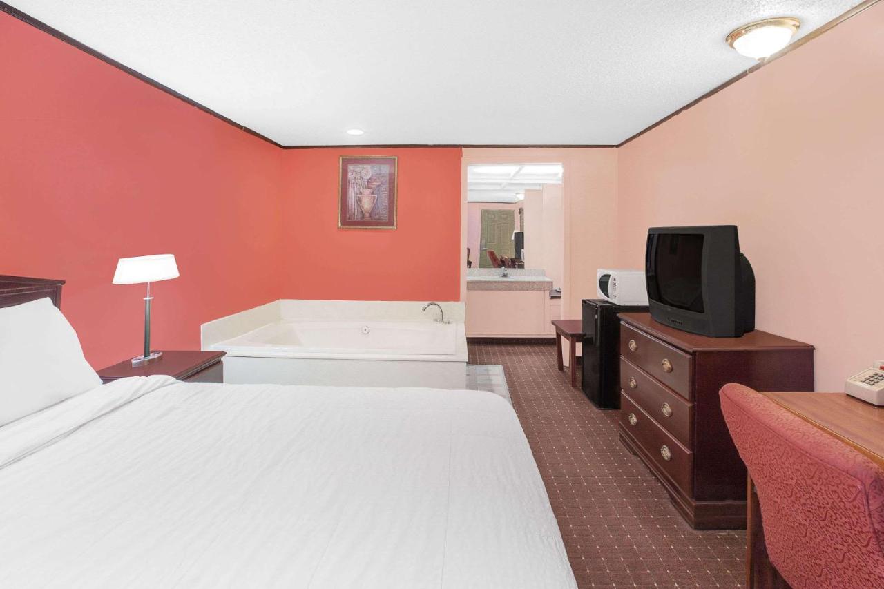 Deluxe King Room with Spa Bath- Non-Smoking at Knights Inn Battle Creek