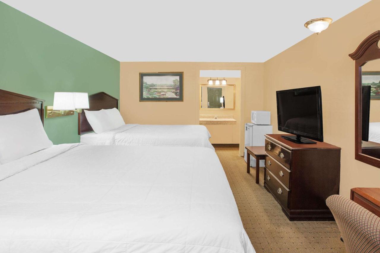 Queen Room at Knights Inn Battle Creek