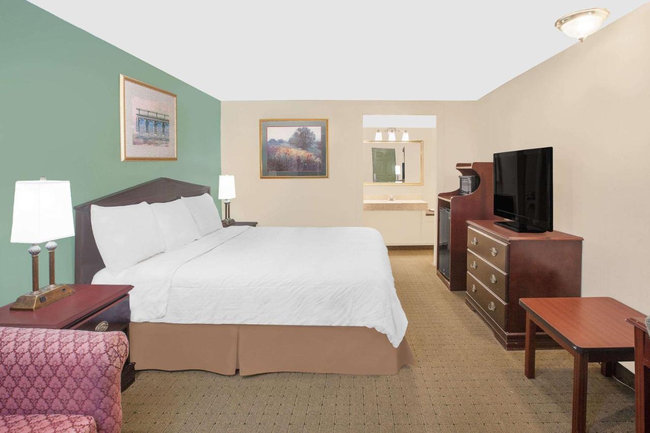King Room- Non-Smoking at Knights Inn Battle Creek