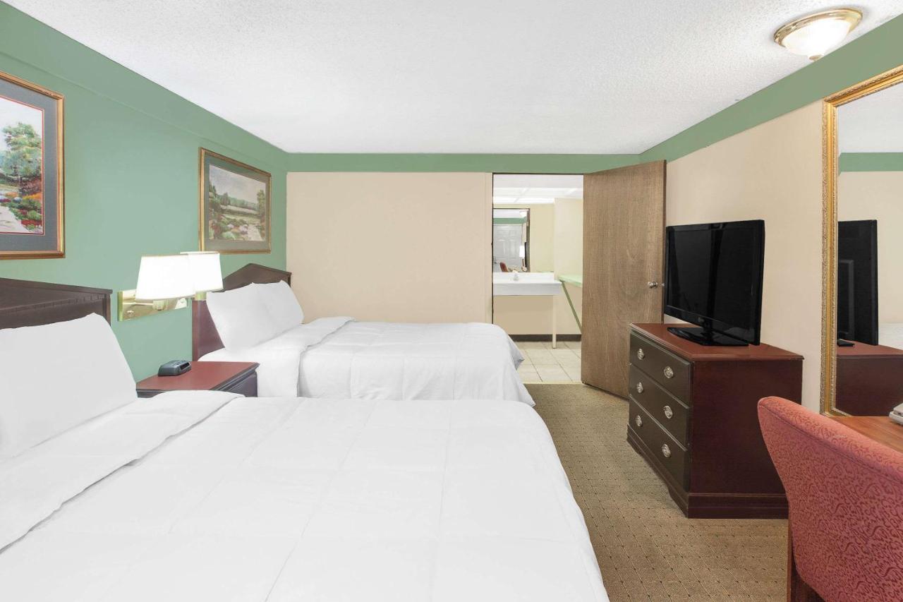 Queen Room at Knights Inn Battle Creek