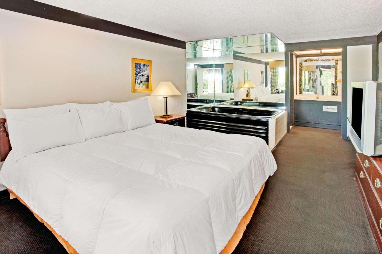 King Suite - Non-Smoking at Exceed Inn