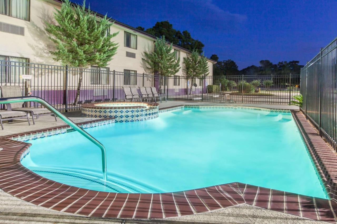 | Super 8 by Wyndham Cleveland TX