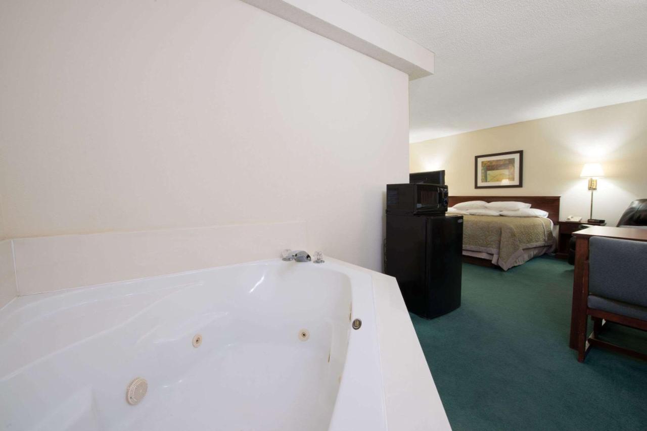 | Super 8 by Wyndham Richmond