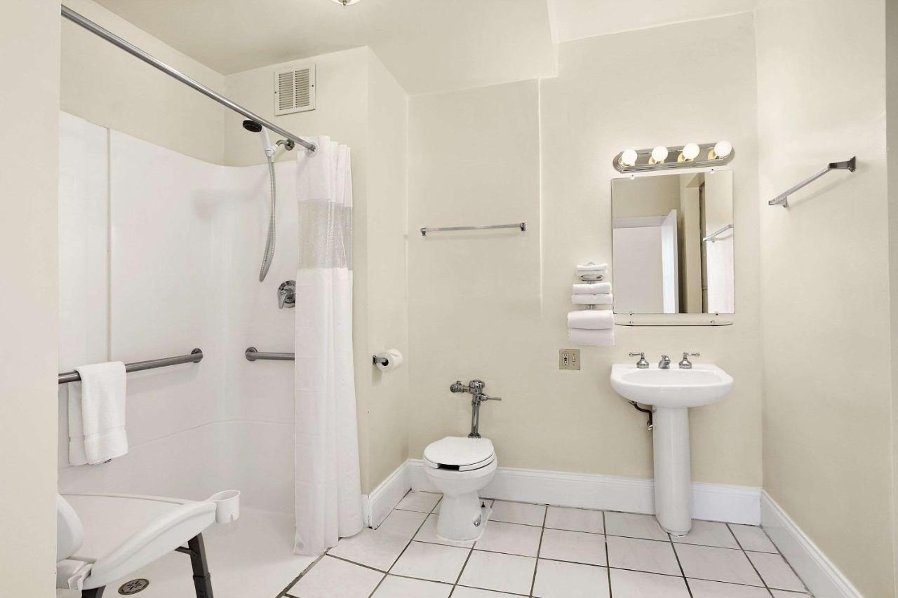 King Studio Suite - Mobility Access/Non-Smoking at Travelodge by Wyndham Downtown Chicago