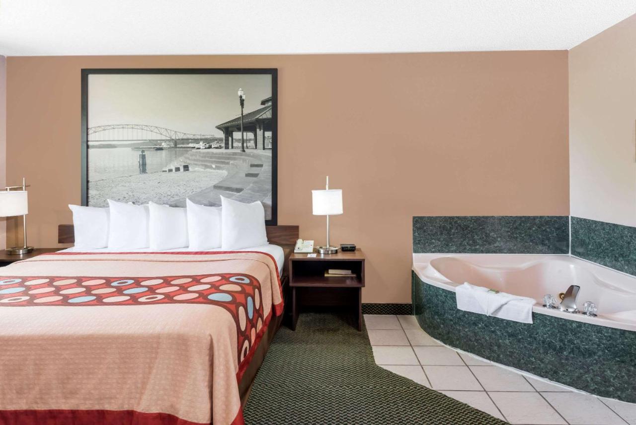 | Super 8 by Wyndham Winfield-Quail Ridge Area
