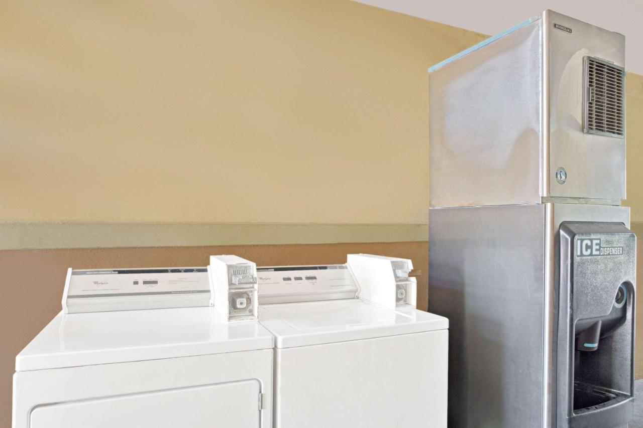 | Super 8 by Wyndham La Marque TX/Texas City Area