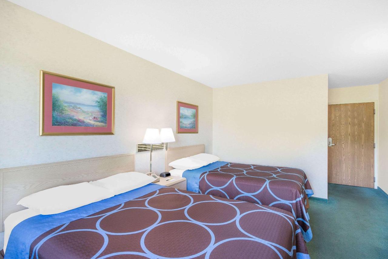 | Super 8 by Wyndham Canandaigua