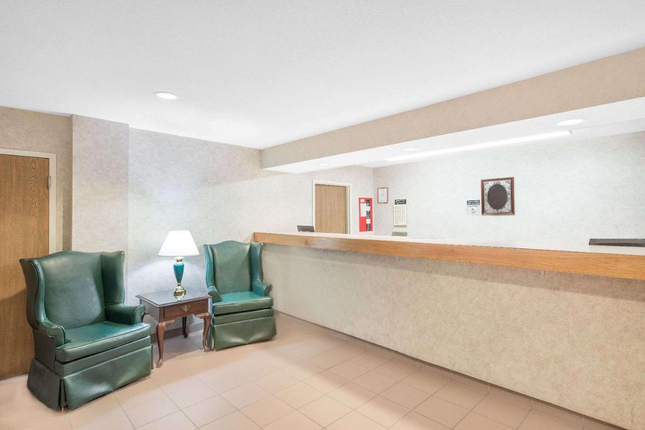 | Super 8 by Wyndham Canandaigua