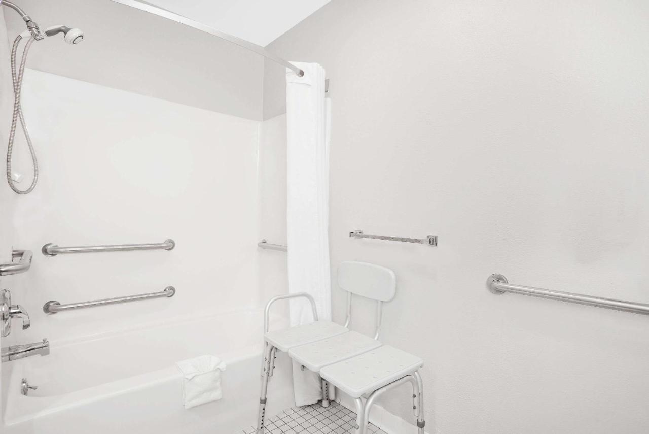 | Super 8 by Wyndham Canandaigua