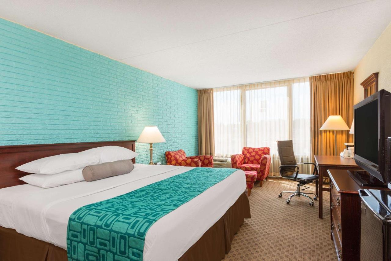 Standard King Room - Smoking at Howard Johnson by Wyndham Williamsburg