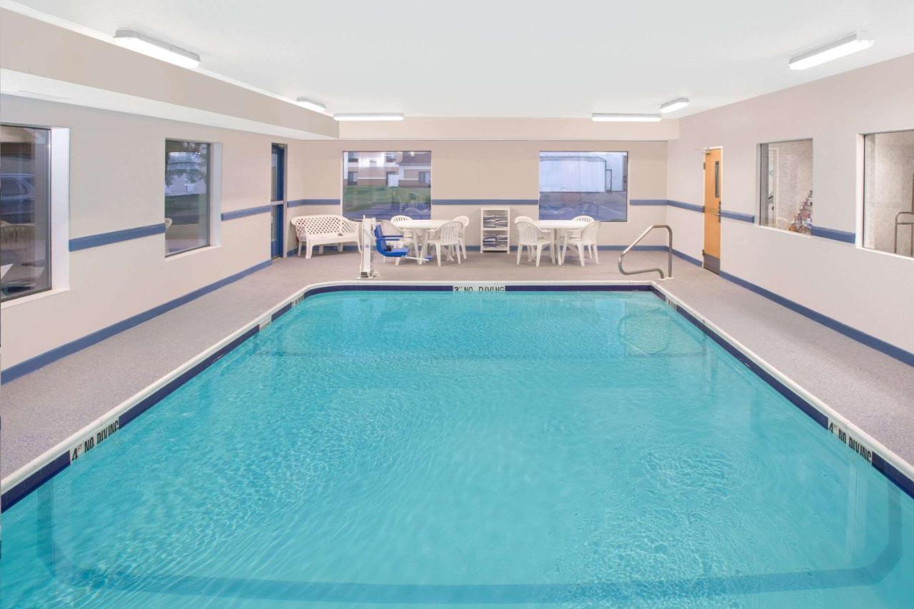 | Super 8 by Wyndham Three Rivers