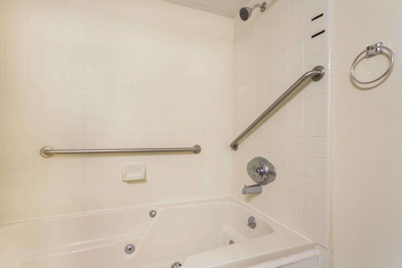 Queen Room - Disability Access/Non-Smoking at Howard Johnson by Wyndham Williamsburg