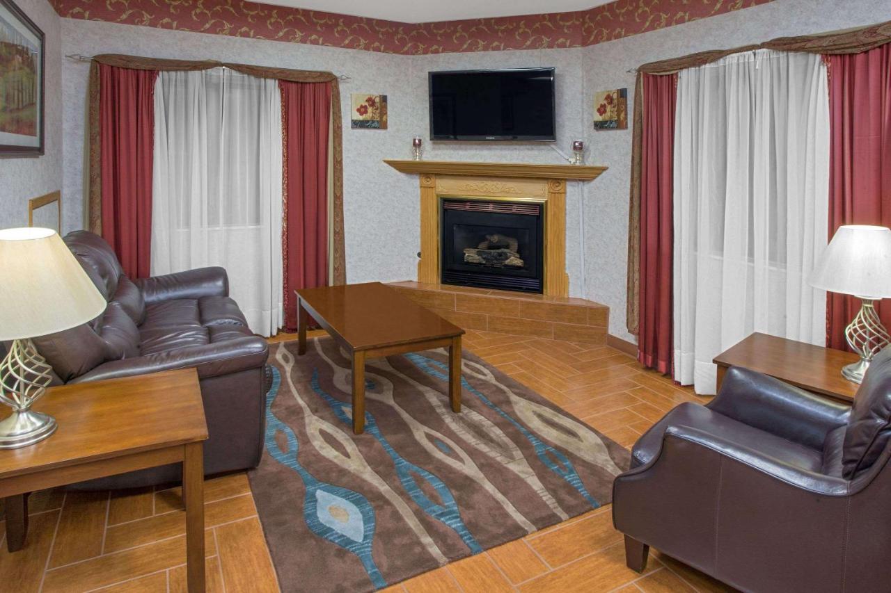 | Super 8 by Wyndham Three Rivers
