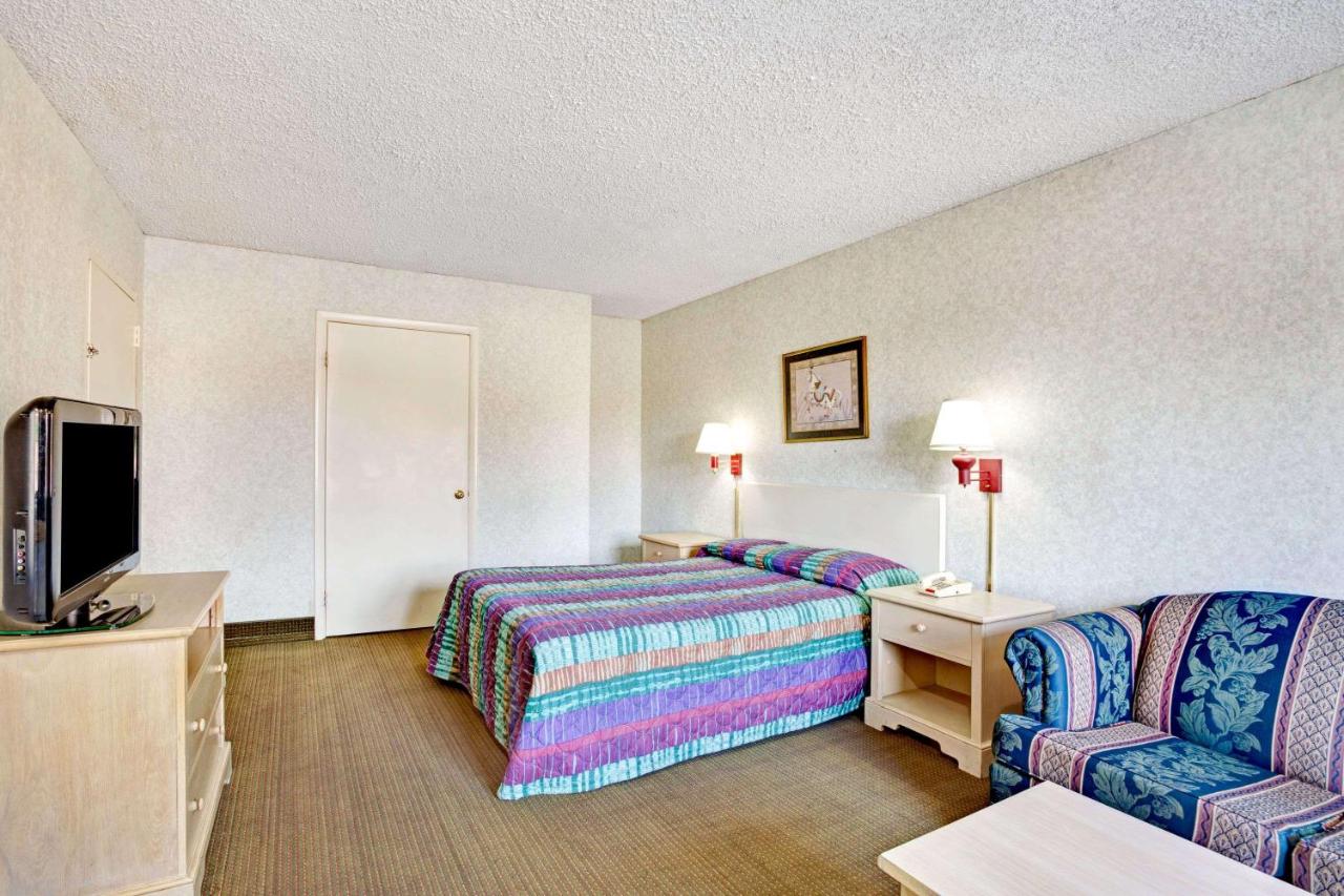 King Room - Non-Smoking at Super 8 by Wyndham Fredericksburg