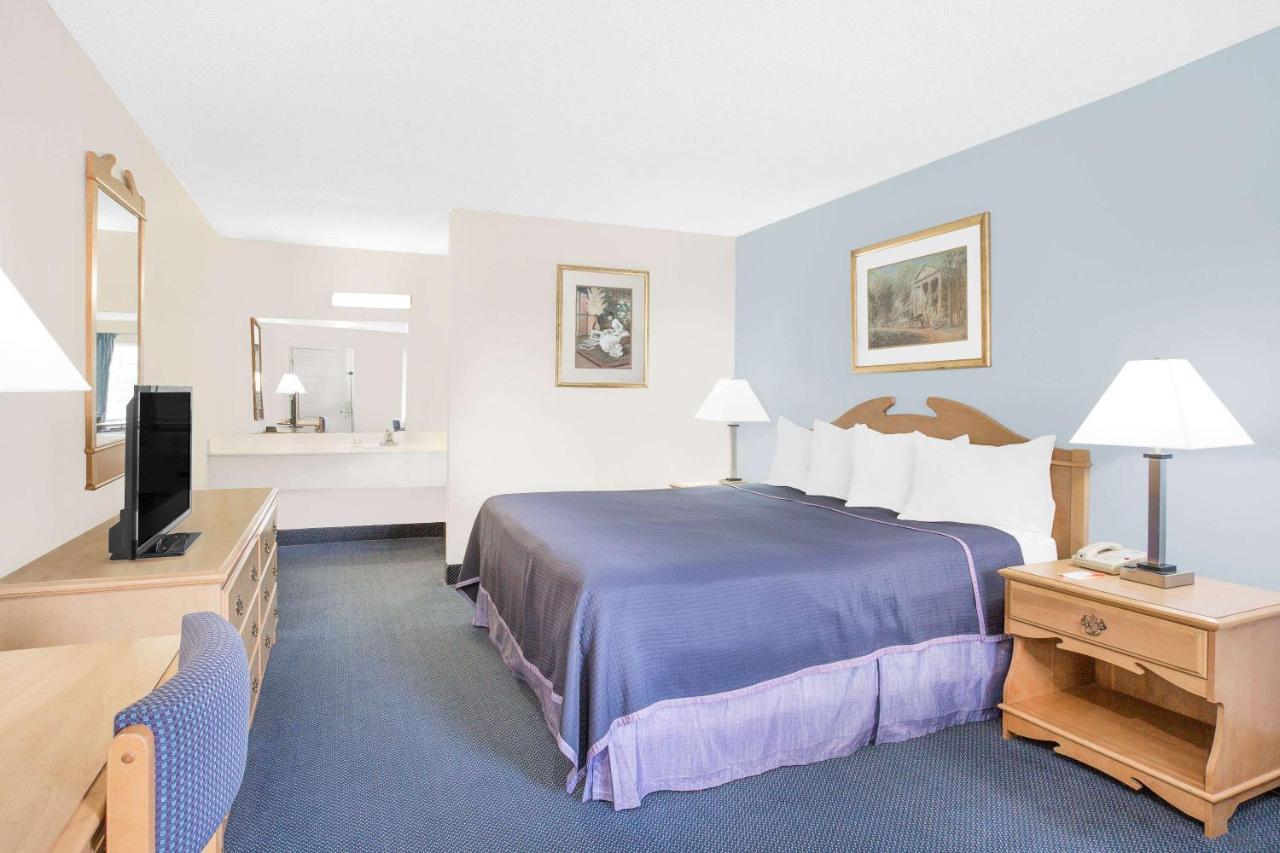 Standard King Room - Smoking at Howard Johnson by Wyndham Staunton