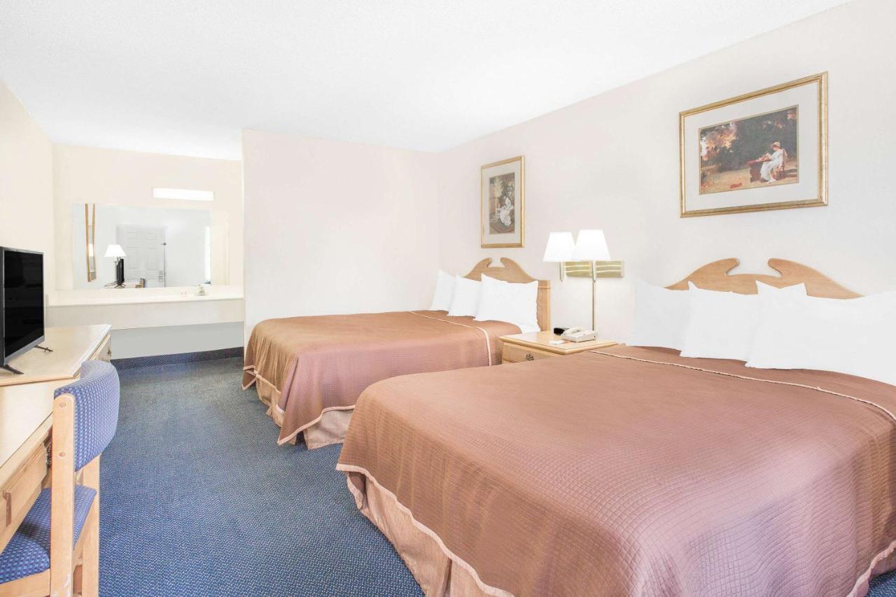 Queen Room with Two Queen Beds - Smoking at Howard Johnson by Wyndham Staunton