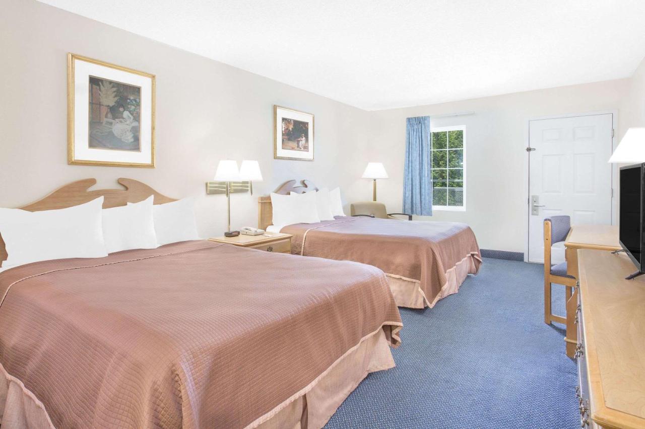 Queen Room with Two Queen Beds - Smoking at Howard Johnson by Wyndham Staunton
