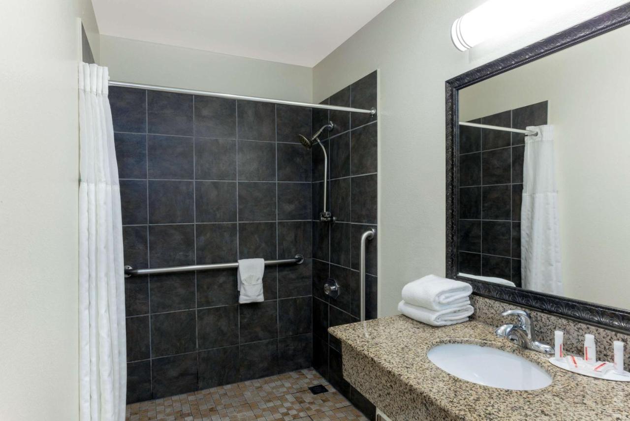 Deluxe Queen Room with Mobility/Hearing Impaired Access - Non-Smoking at Super 8 by Wyndham San Diego Hotel Circle