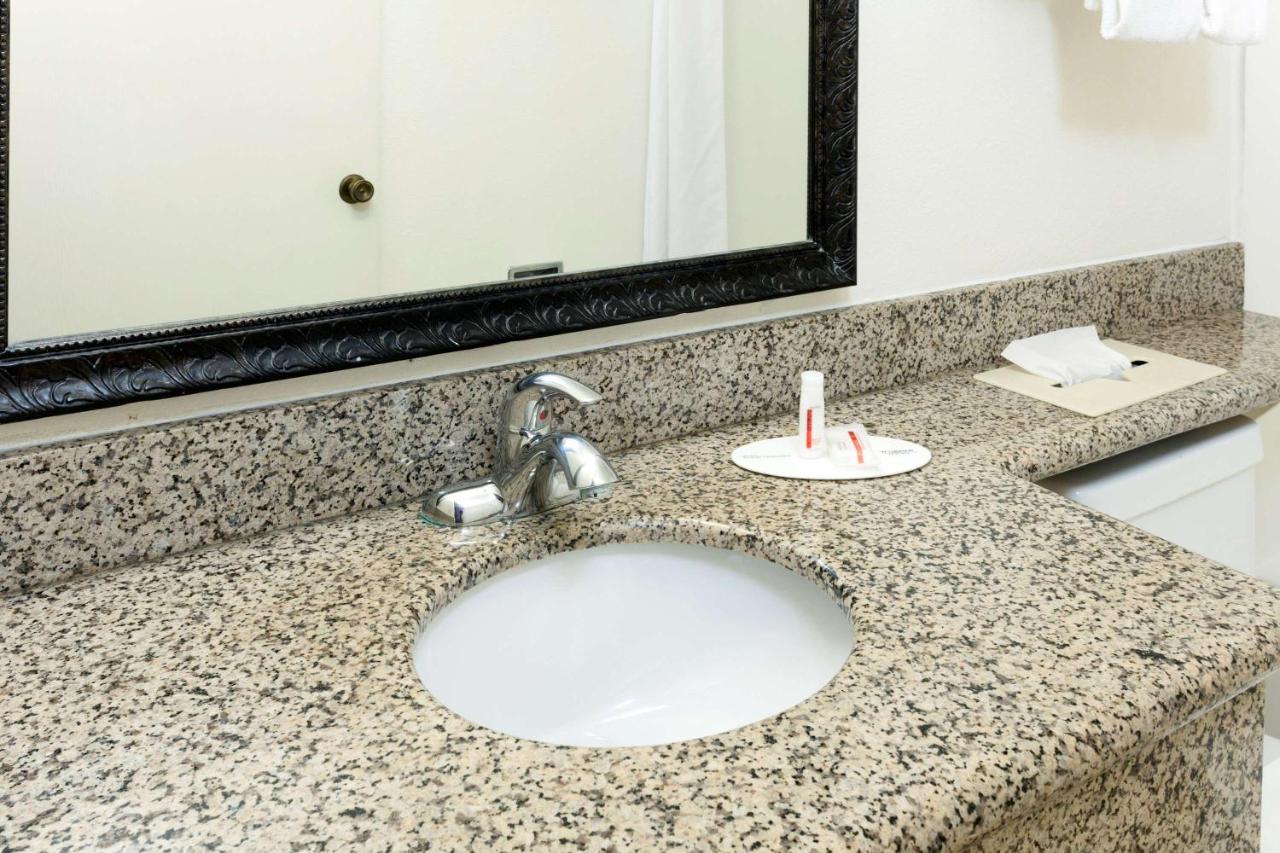 Deluxe Queen Room with Mobility/Hearing Impaired Access - Non-Smoking at Super 8 by Wyndham San Diego Hotel Circle