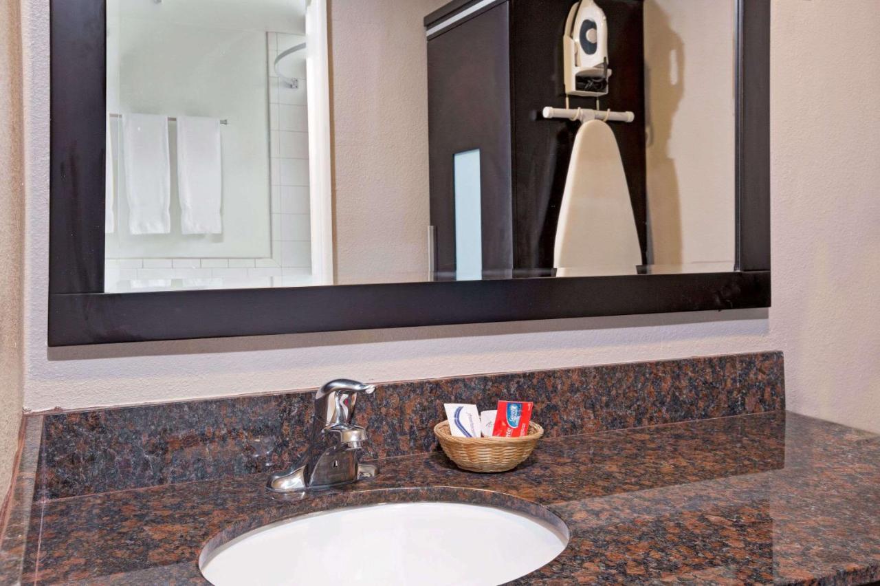 King Room - Non-Smoking at Super 8 by Wyndham Los Angeles-Culver City Area