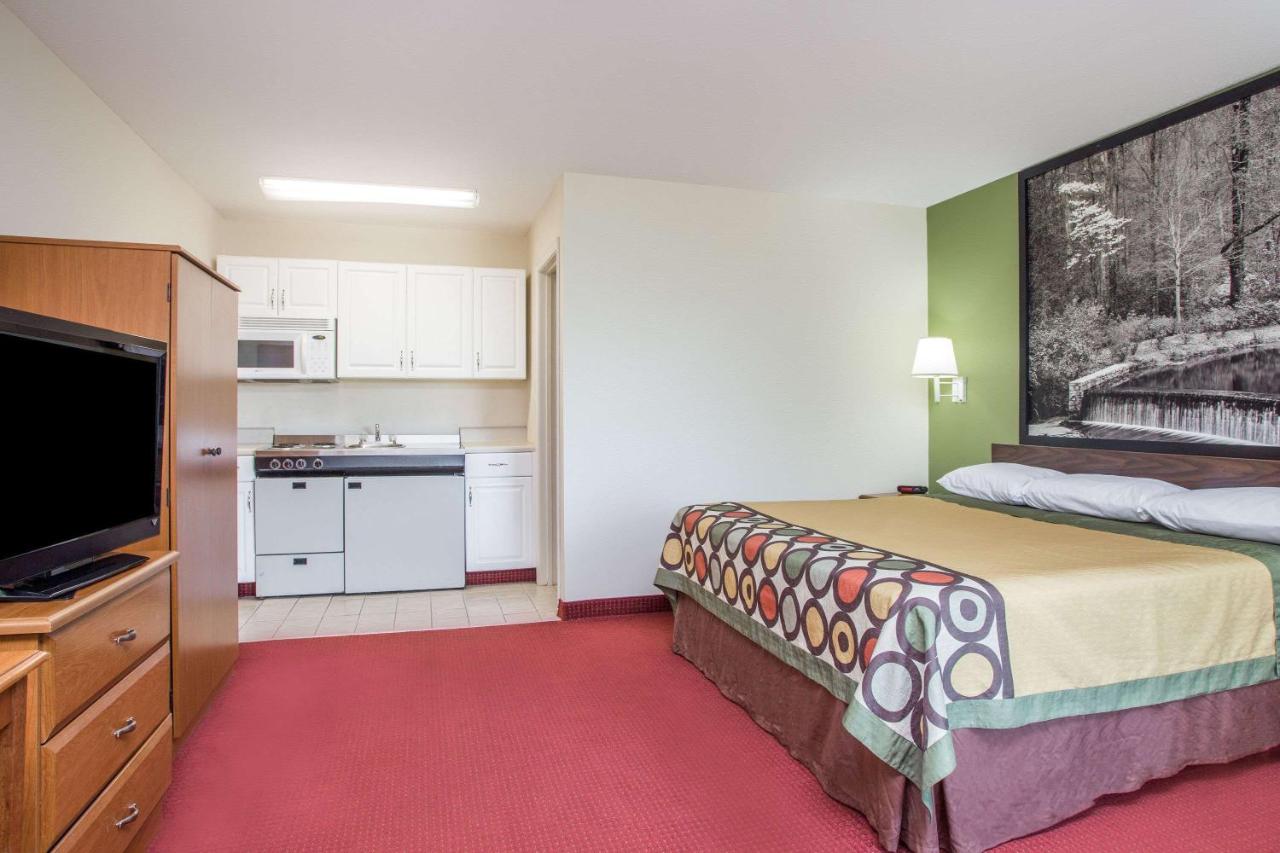 Deluxe King Room - Non-Smoking at Super 8 by Wyndham Lavonia