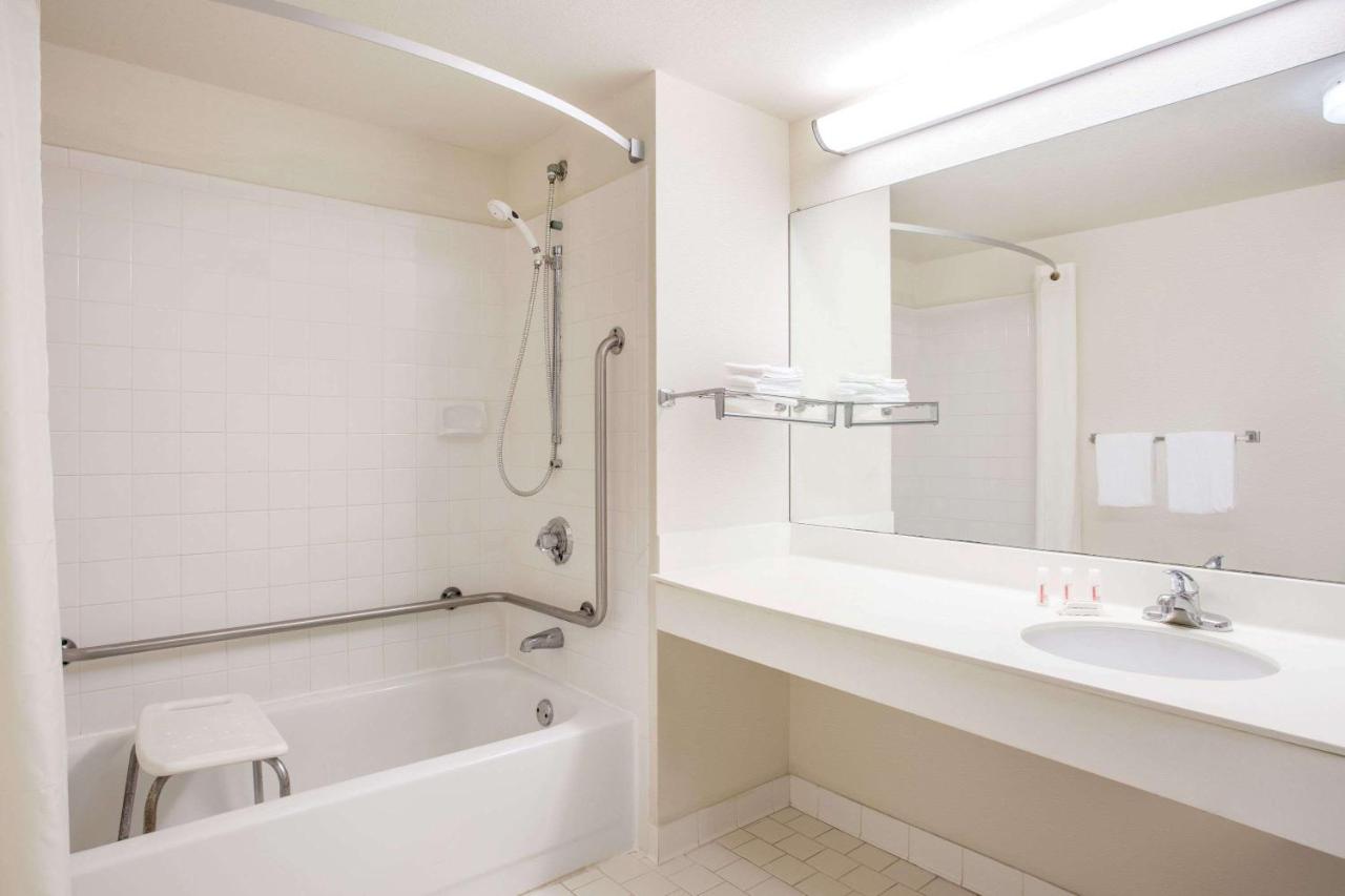 Queen Room - Disability Access - Non-Smoking at Super 8 by Wyndham Lavonia