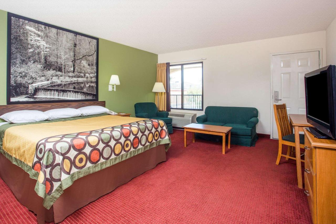 Deluxe King Room - Non-Smoking at Super 8 by Wyndham Lavonia