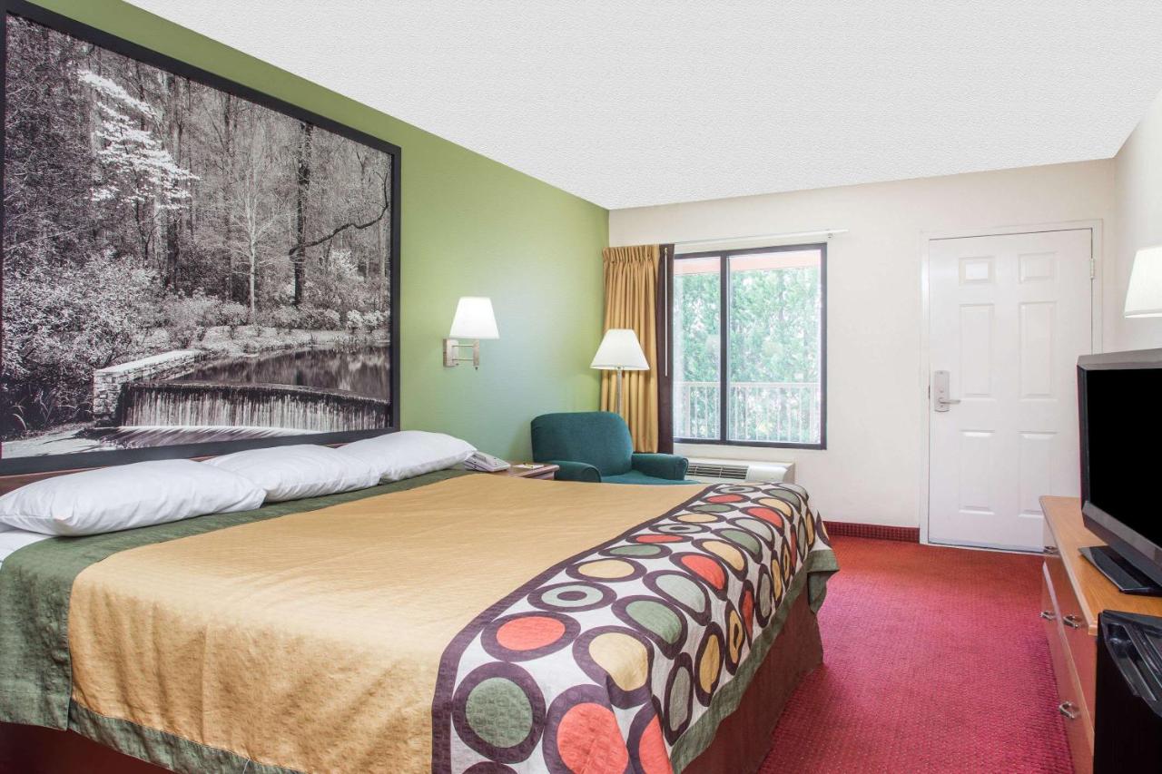Deluxe King Room - Non-Smoking at Super 8 by Wyndham Lavonia