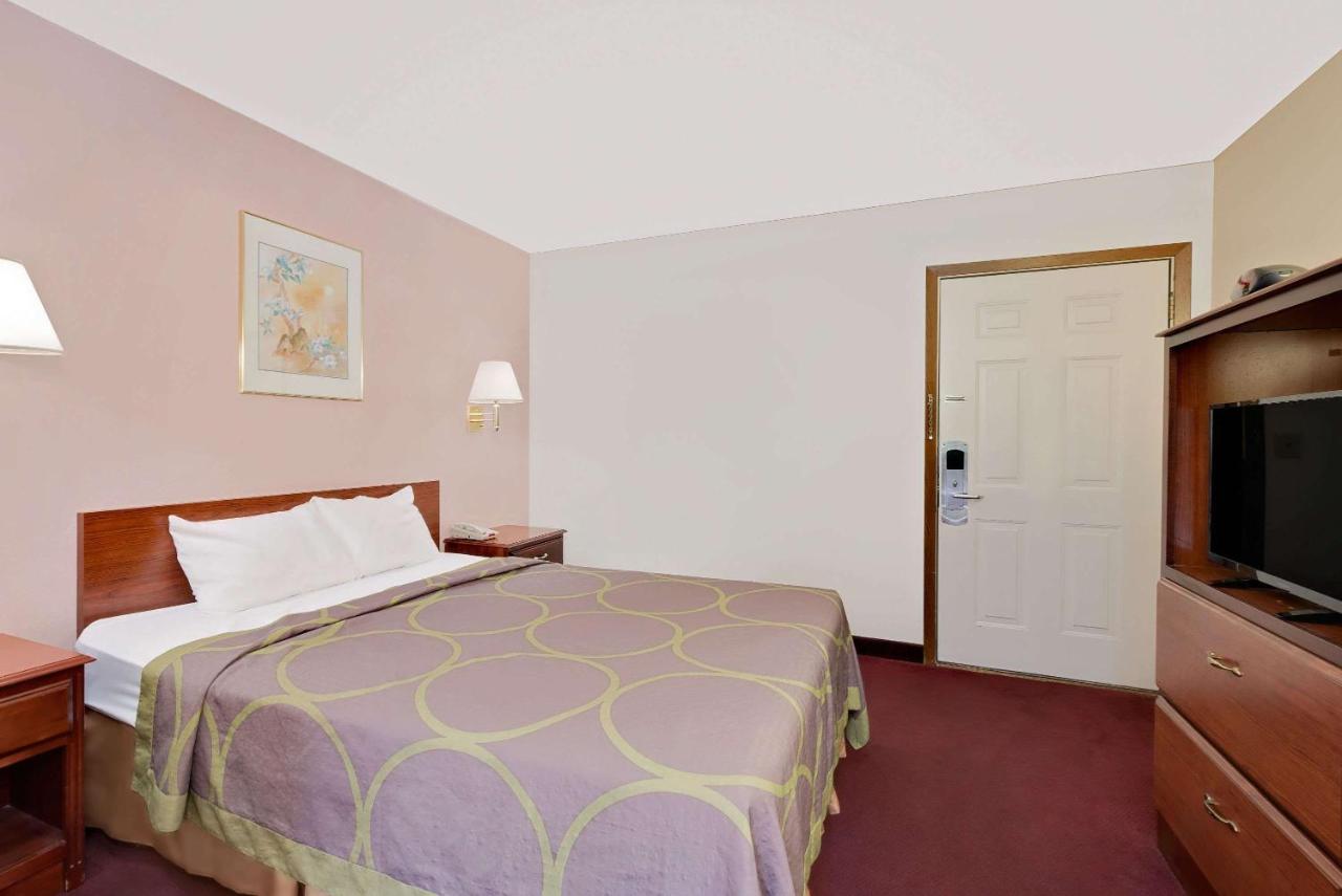 Queen Room - Non-Smoking at Super 8 by Wyndham Keystone/Mt. Rushmore