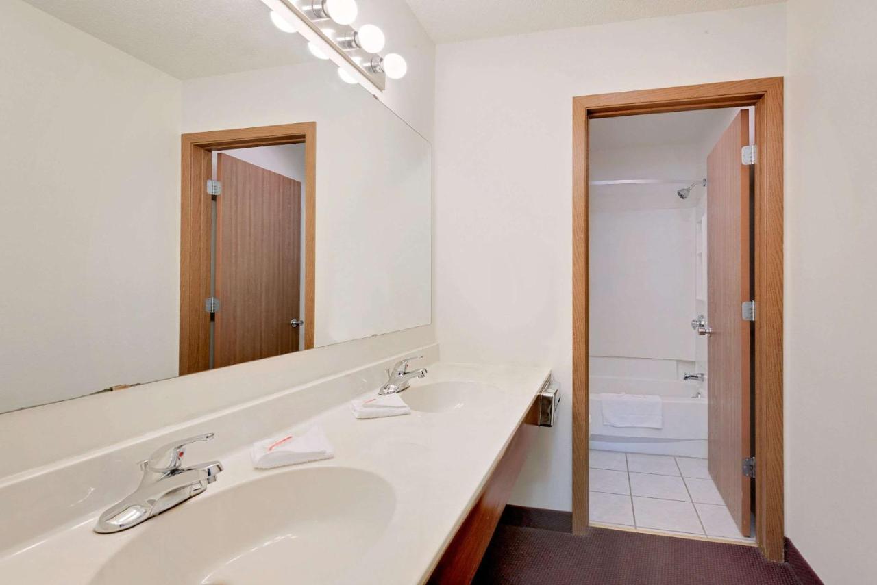 Deluxe Queen Suite - Non-Smoking at Super 8 by Wyndham Keystone/Mt. Rushmore