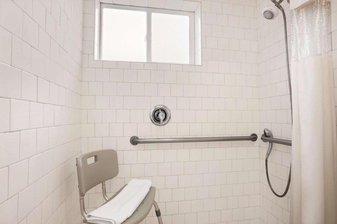 Queen Room - Disability Access/Non-Smoking at Travelodge by Wyndham Bakersfield