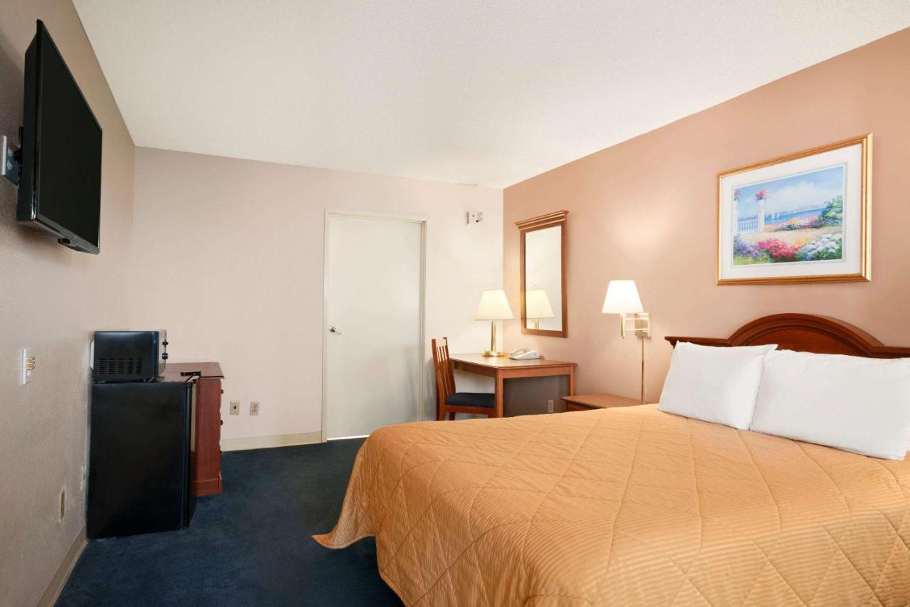 Queen Room - Disability Access/Non-Smoking at Travelodge by Wyndham Bakersfield