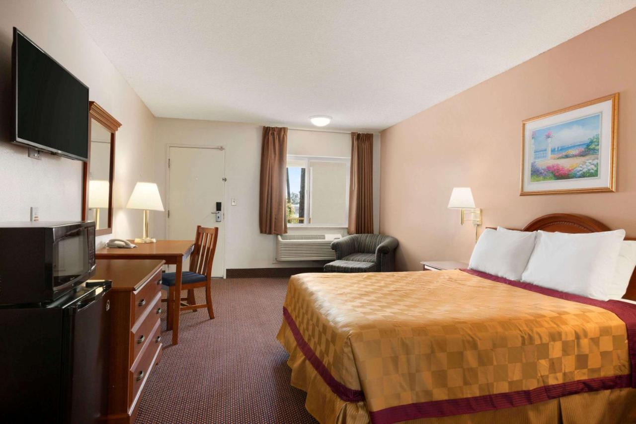 Queen Room - Disability Access/Non-Smoking at Travelodge by Wyndham Bakersfield