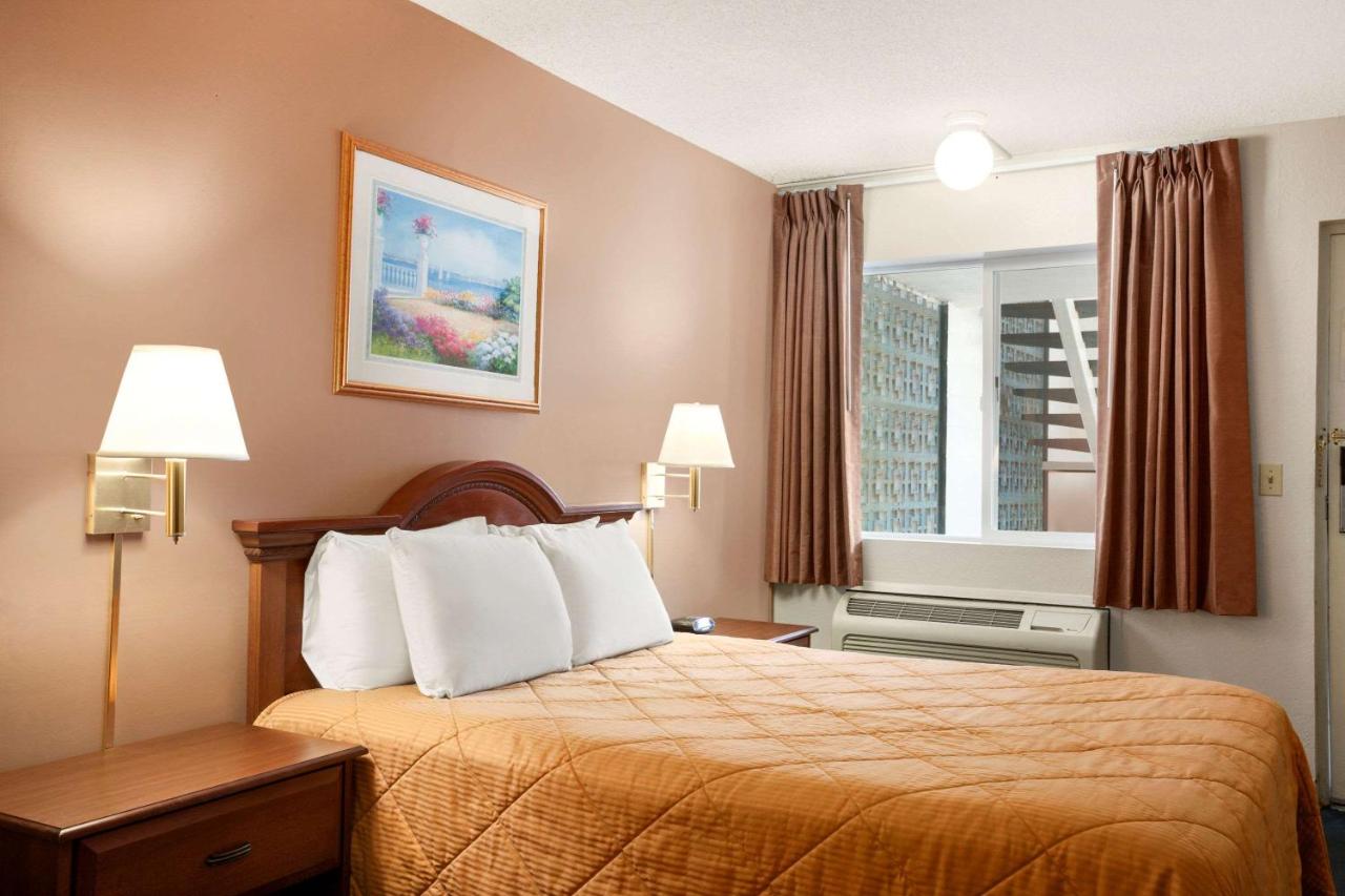 Queen Room - Disability Access/Non-Smoking at Travelodge by Wyndham Bakersfield