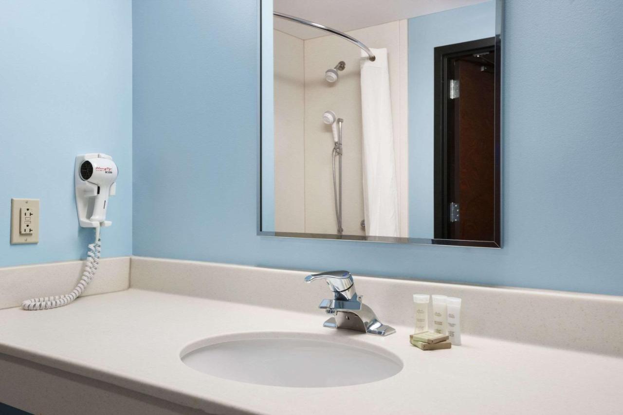King Room - Disability Access - Non-Smoking at Super 8 by Wyndham Pennsville/Wilmington