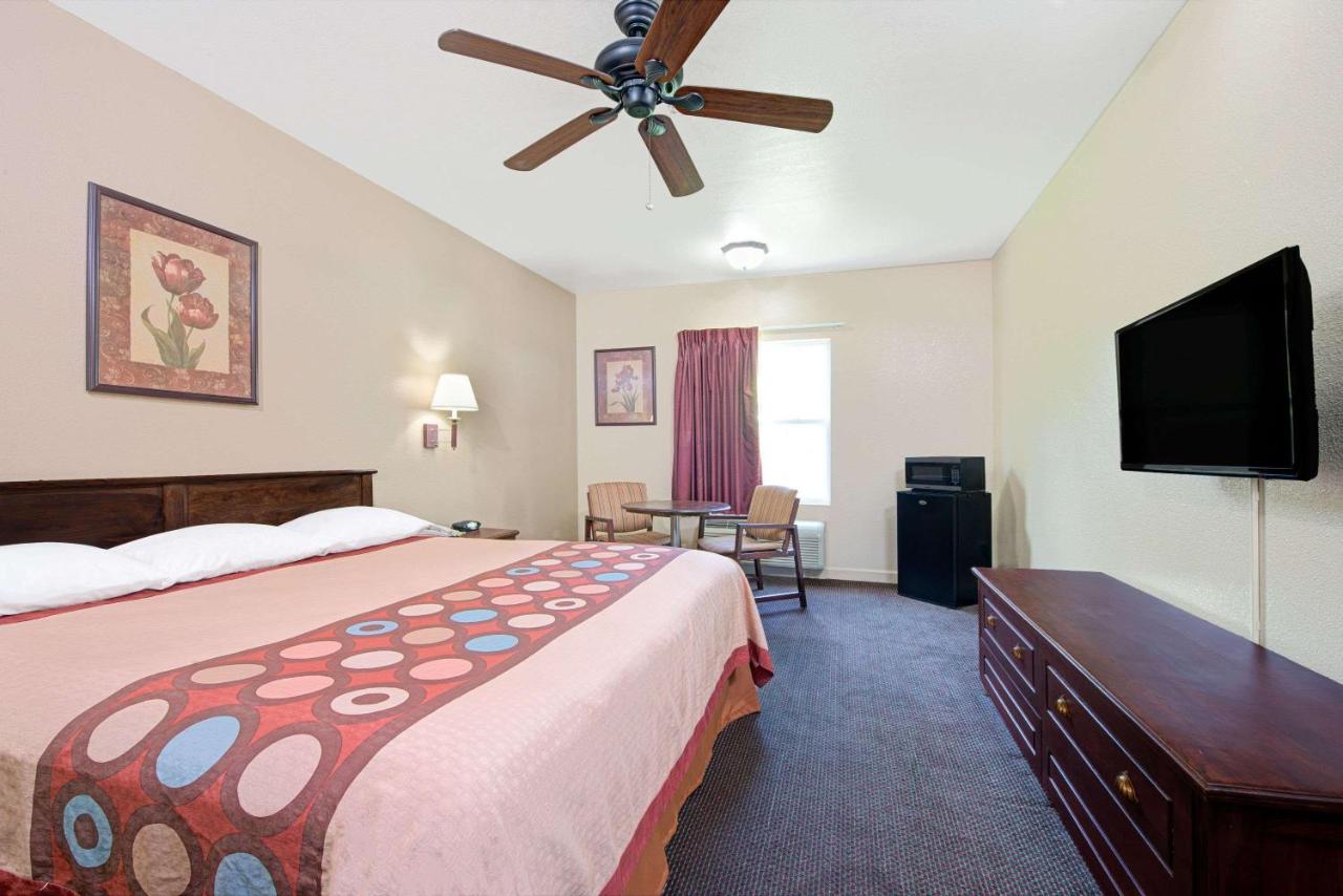 King Room - Smoking at Super 8 by Wyndham St. Louis Airport