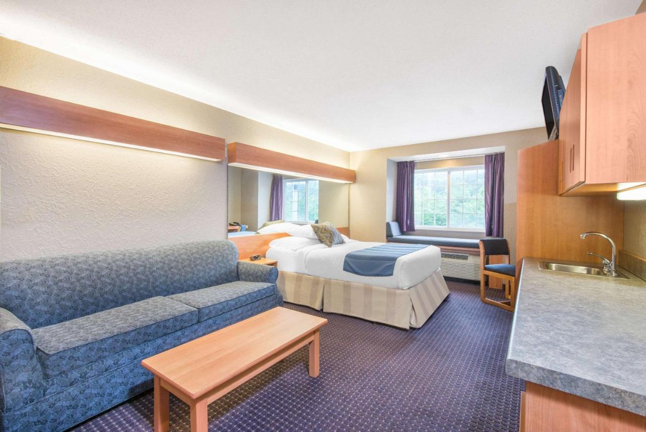 | Microtel Inn & Suites by Wyndham Hazelton/Bruceton Mills