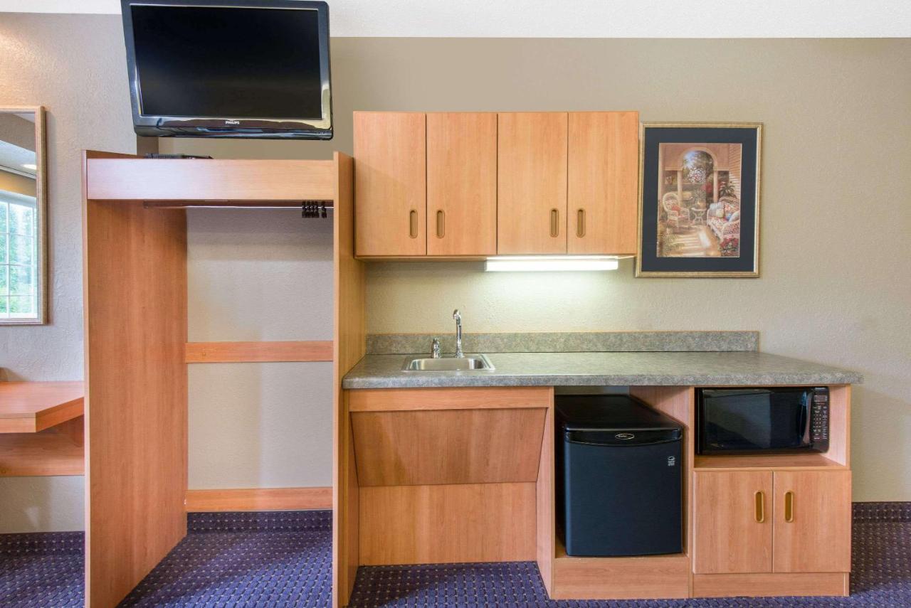 | Microtel Inn & Suites by Wyndham Hazelton/Bruceton Mills
