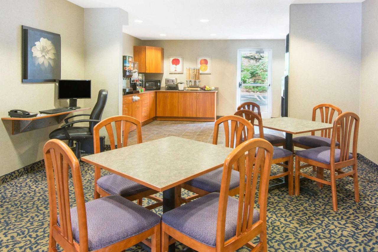 | Microtel Inn & Suites by Wyndham Hazelton/Bruceton Mills