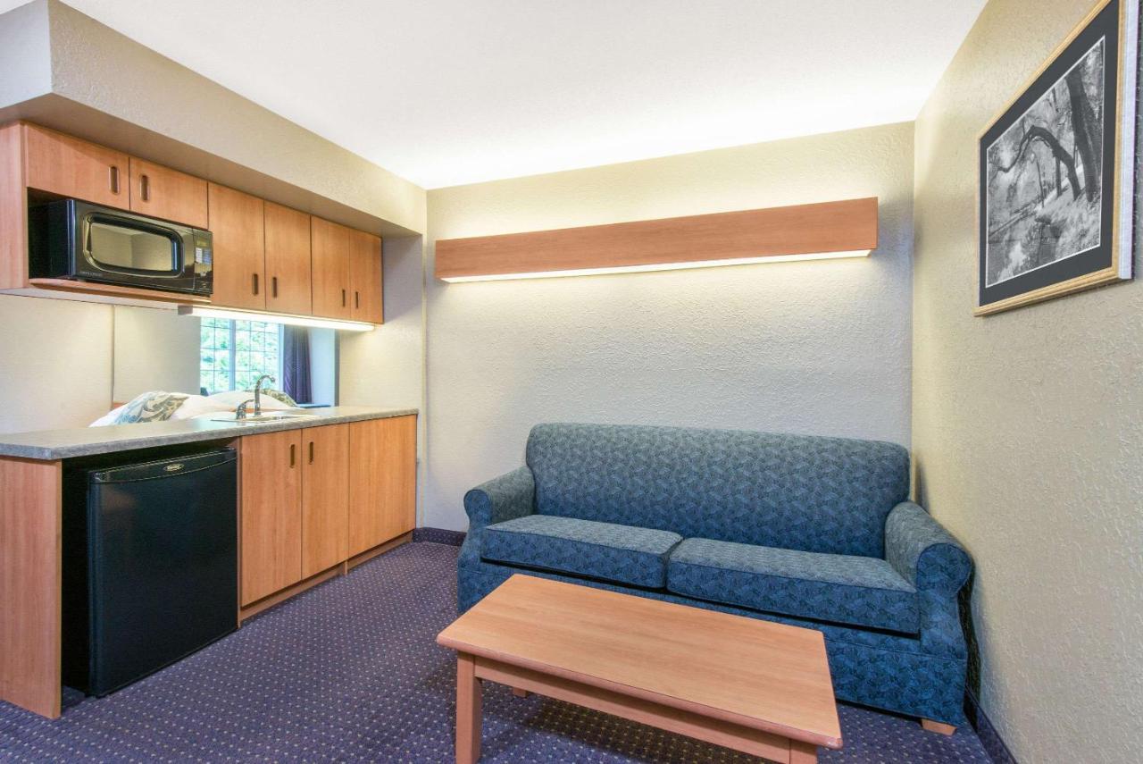 | Microtel Inn & Suites by Wyndham Hazelton/Bruceton Mills