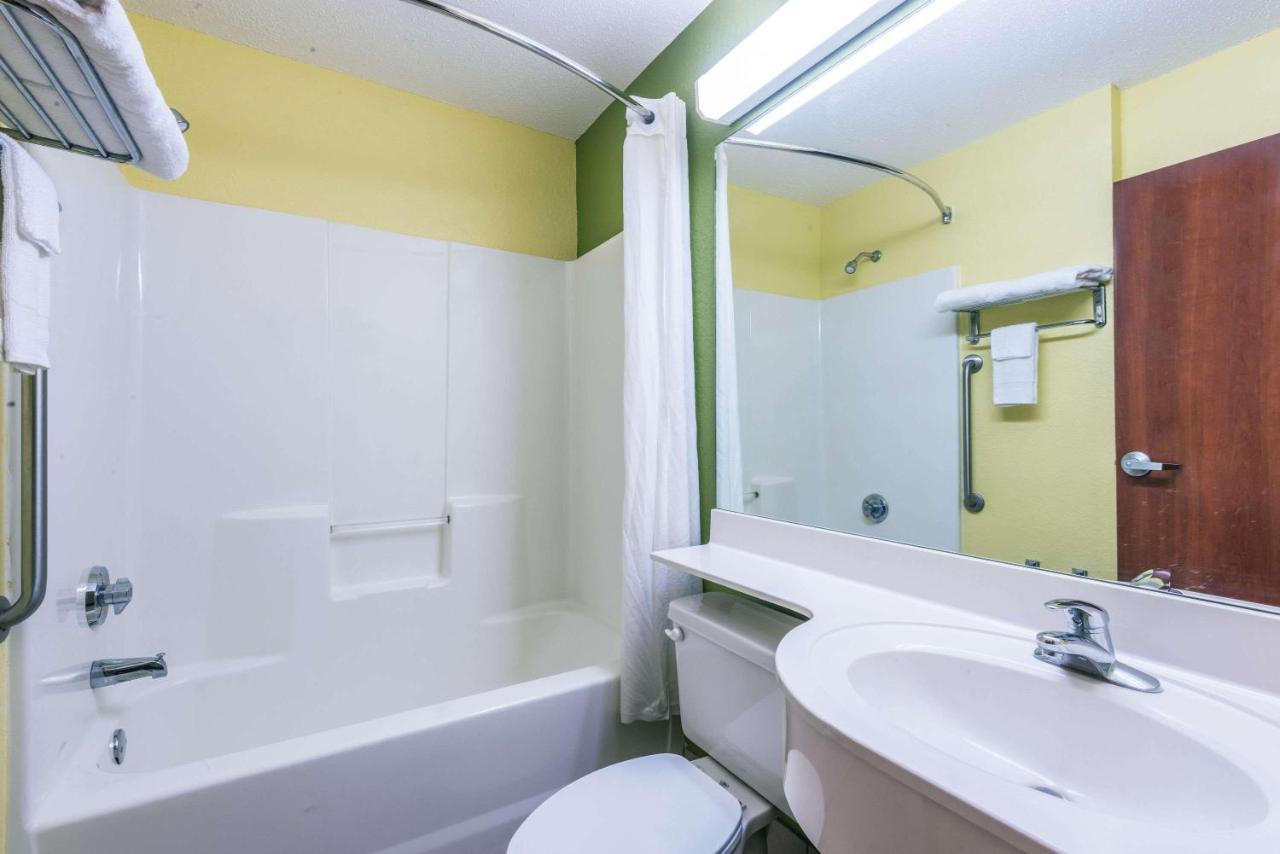 Deluxe Queen Suite - Non-Smoking at Microtel Inn & Suites by Wyndham Auburn