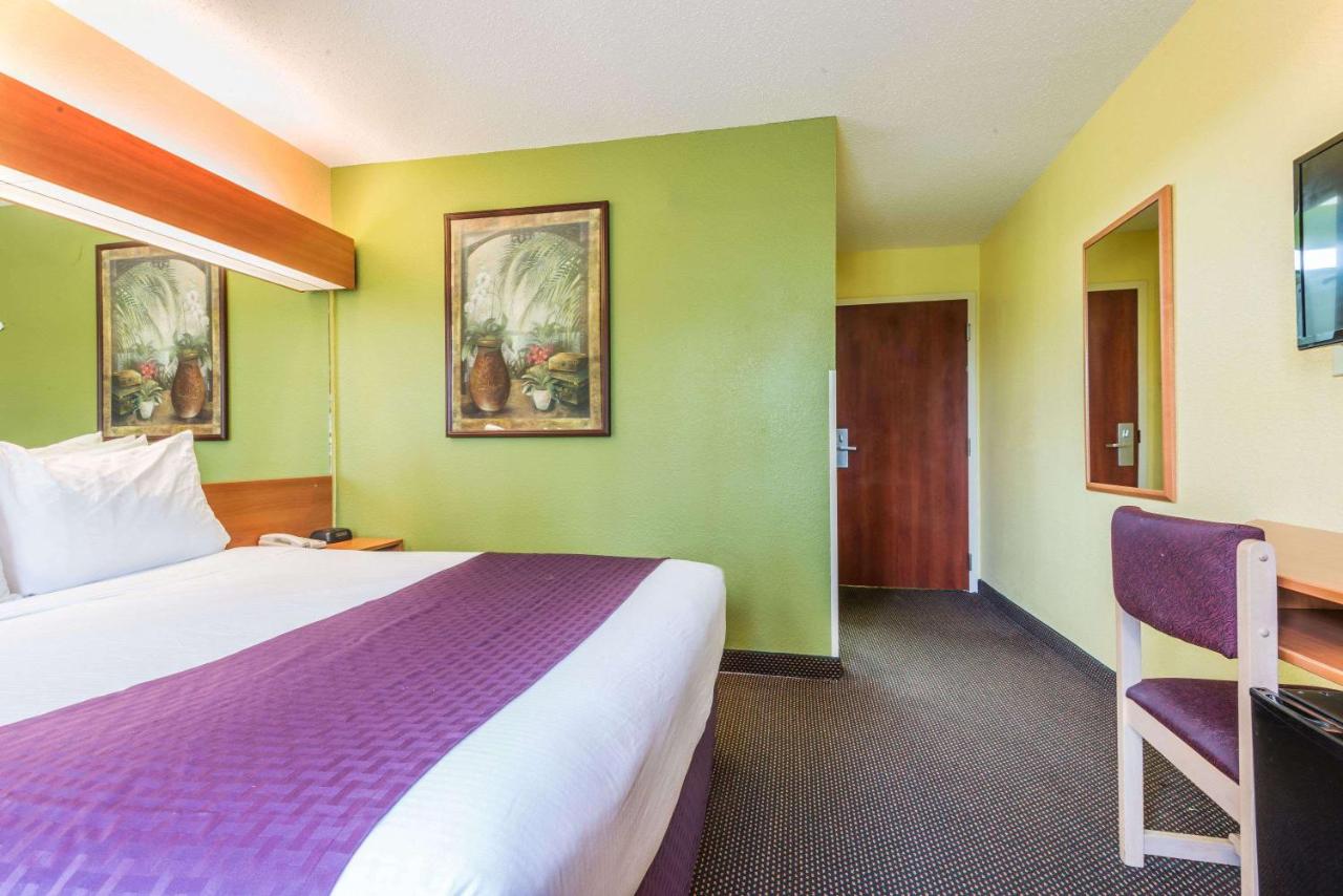 Queen Room - Non-Smoking at Microtel Inn & Suites by Wyndham Auburn